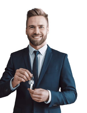 Homem de terno sorrindo segurando chaves Homem de terno sorrindo segurando chaves