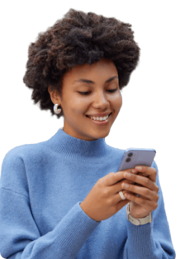 Mulher sorrindo visualizando o celular Mulher sorrindo visualizando o celular